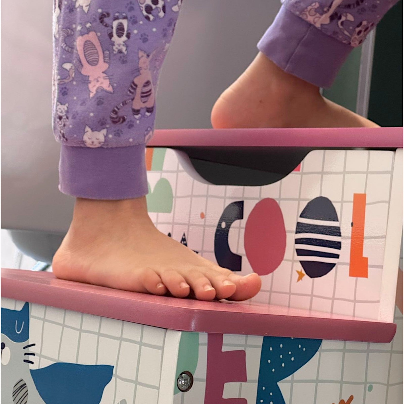 TF6019-8 Детско Столче GINGER HOME, Дървено Стъпало на 2 Нива, Стълба за Детска Стая, розово, SUPER GIRL - Image 9