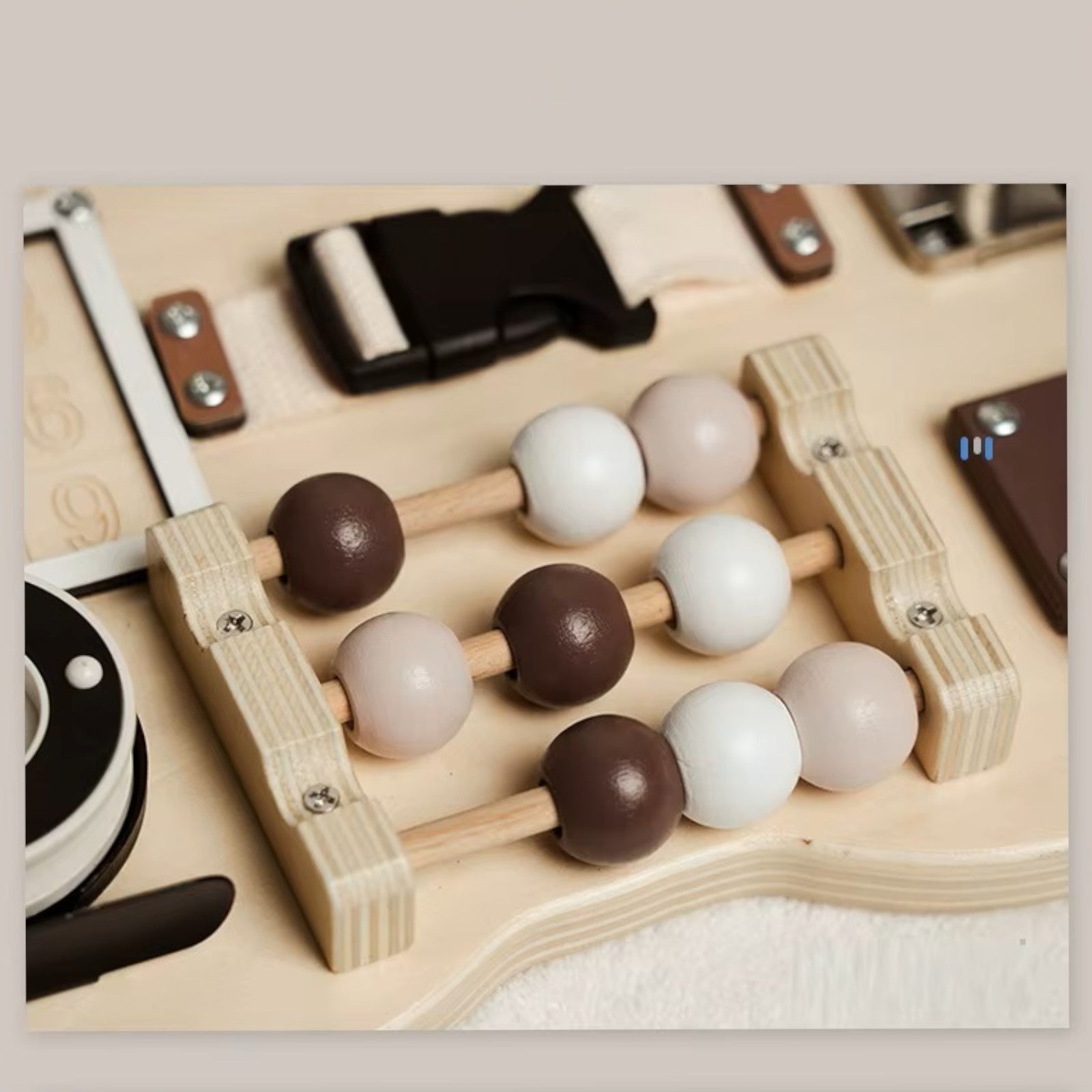 bizi-bord-meche-detski-montesori-ginger-home-daska-fina-motorika-30x39-W12D369-9 Дървен Бизи Борд Мече GINGER HOME, Монтесори Дъска за Фина Моторика, 30x39 см - Image 10