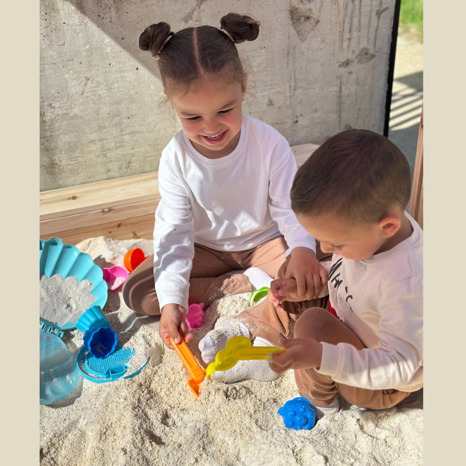 detksi-pyasachnik-ginger-home-reguliruem-pokriv-uv-zashtita-117x117x113-darven-igra-na-otkrito-C766-19 Детски Пясъчник GINGER HOME с Регулируем Покрив с UV Защита, 117x117x113 см, Дървен – Идеален за Игра на Открито - Image 5