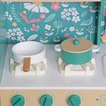 Детска Дървена Кухня GINGER HOME – Винтидж Стил с Електронни Котлони, Светлини, Звуци и Функционални Аксесоари, 91x31x90 см - Image 3