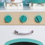 Детска Дървена Кухня GINGER HOME – Винтидж Стил с Електронни Котлони, Светлини, Звуци и Функционални Аксесоари, 91x31x90 см - Image 4