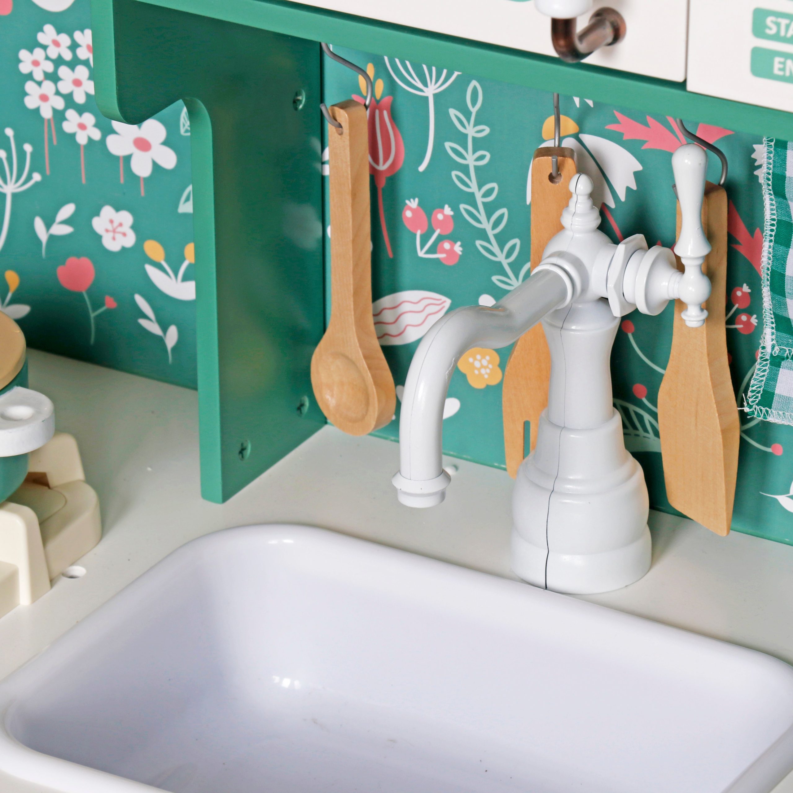 detska-darvena-kuhnya-ginger-home-vintidzh-stil-elektronni-kotloni-svetlini-zvutsi-aksesoari-91x31x90-W10C790B-4 Детска Дървена Кухня GINGER HOME – Винтидж Стил с Електронни Котлони, Светлини, Звуци и Функционални Аксесоари, 91x31x90 см - Image 5