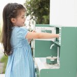 Детска Дървена Кухня GINGER HOME – Винтидж Стил с Електронни Котлони, Светлини, Звуци и Функционални Аксесоари, 91x31x90 см - Image 9