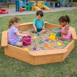 Детски дървен пясъчник GINGER HOME – 8-странен модел с 4 седалки, 134.5×134.5 см - Image 6