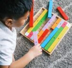 Bigjigs - Дървена игра с цветни облигации и числа - Image 8